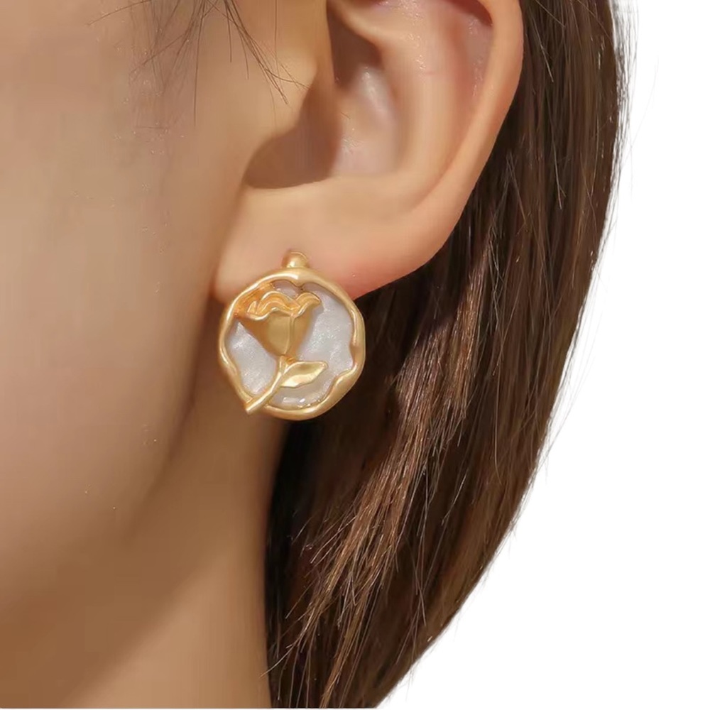 Retro Gold Rose Round Earrings